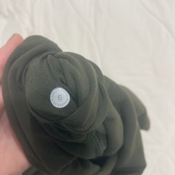 Lululemon Alogn 3/4 length leggings in Olive Green, Size 6 - Picture 5 of 8